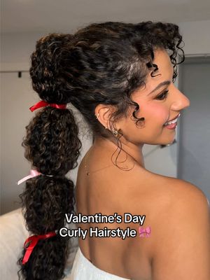 The perfect curly hairstyle for Valentine’s Day! 🎀 this is my favorite curly drawstring ponytail under $30 and it matche