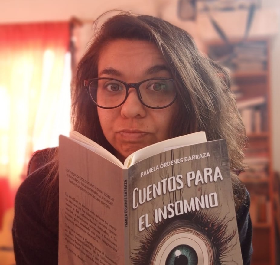 Pamela Órdenes Barraza, autora del libro de cuentos cortos de terror 𝐶𝑢𝑒𝑛𝑡𝑜𝑠 𝑝𝑎𝑟𝑎 𝑒𝑙 𝑖𝑛𝑠𝑜𝑚𝑛𝑖𝑜. thumbnail