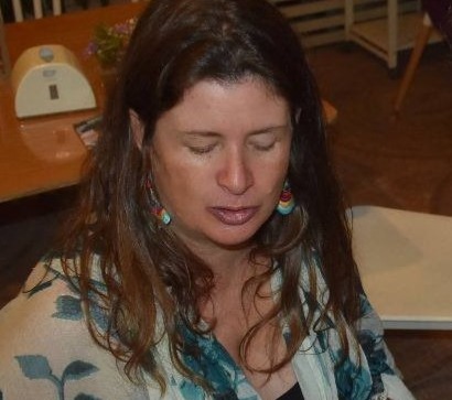 Celeste Stoller, autora de ¿𝐶ℎ𝑖𝑐𝑎𝑠 𝑛𝑒𝑐𝑖𝑎𝑠?... 𝑝𝑎𝑟𝑎 𝑛𝑎𝑑𝑎 ¡𝑇𝑜𝑡𝑎𝑙𝑚𝑒𝑛𝑡𝑒 𝑒𝑚𝑝𝑜𝑑𝑒𝑟𝑎𝑑𝑎𝑠! y fundadora de "PURO AZUL", movimiento cultural regional. thumbnail