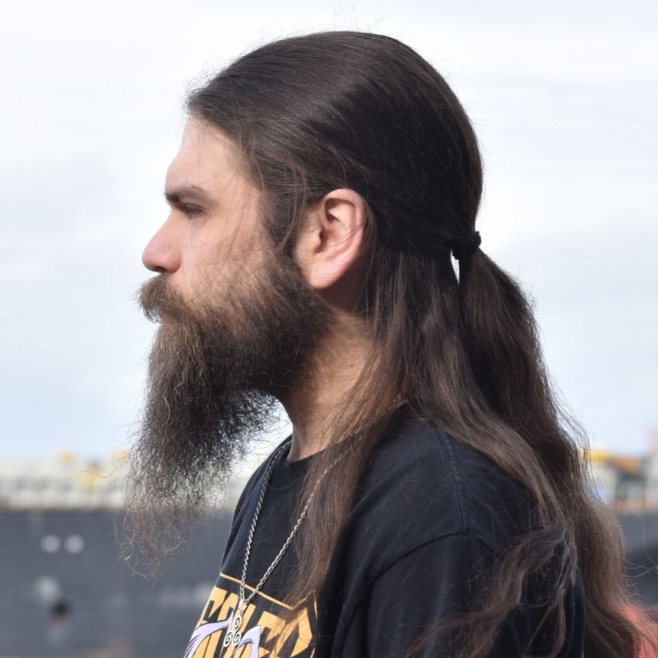 Daniel Ruiz, autor de los libros de fantasía urbana 𝐸𝑙 𝑂𝑡𝑟𝑜 𝐿𝑎𝑑𝑜 𝑑𝑒𝑙 𝐴𝑠𝑐𝑒𝑛𝑠𝑜𝑟, 𝐶𝑎𝑚𝑖𝑛𝑎𝑛𝑡𝑒 𝑑𝑒 𝐸𝑠𝑡𝑎𝑡𝑢𝑎𝑠 y 𝑃𝑎𝑟𝑎í𝑠𝑜 𝑒𝑛 𝑆𝑜𝑚𝑏𝑟𝑎𝑠. thumbnail