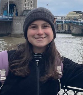 Barbara Cifuentes Chotzen, autora del libro de romance 𝐶ℎ𝑖𝑐𝑜𝑠 𝑞𝑢𝑒 𝑠𝑢𝑒ñ𝑎𝑛 𝑑𝑒𝑠𝑝𝑖𝑒𝑟𝑡𝑜𝑠, el libro de fantasía urbana 𝐶ℎ𝑖𝑐𝑜𝑠 𝑑𝑒 𝑙𝑎 𝑛𝑜𝑐ℎ𝑒 y el libro de ciencia ficción 𝐻é𝑟𝑜𝑒𝑠 𝑑𝑒𝑙 𝑑𝑒𝑠𝑡𝑖𝑛𝑜: 𝑙𝑎 𝑚𝑖𝑠𝑖𝑜𝑛. thumbnail