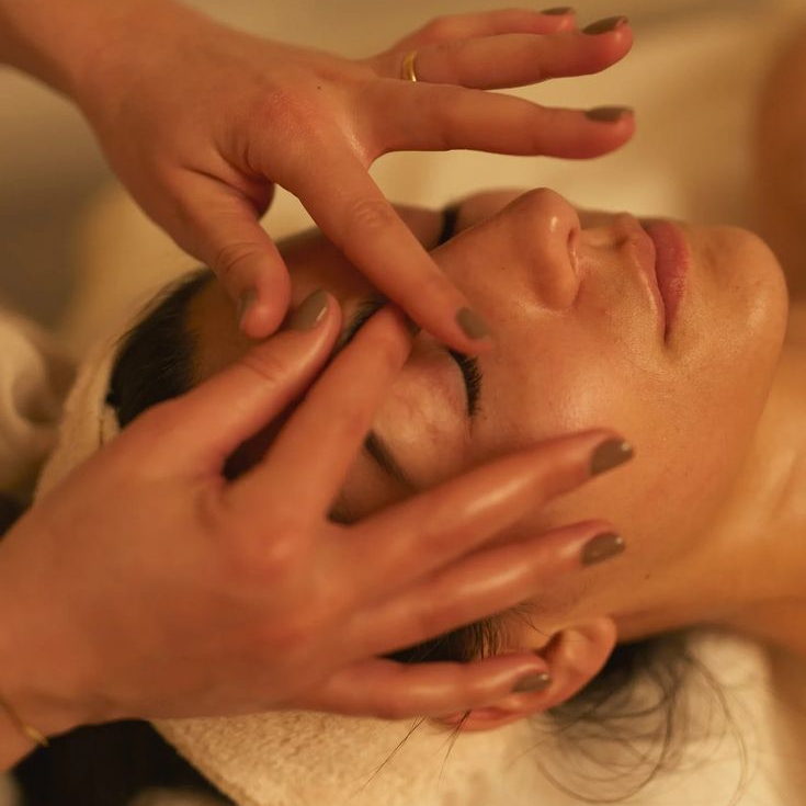 Massagem Relaxante Facial - Duração 15m - R$50 thumbnail