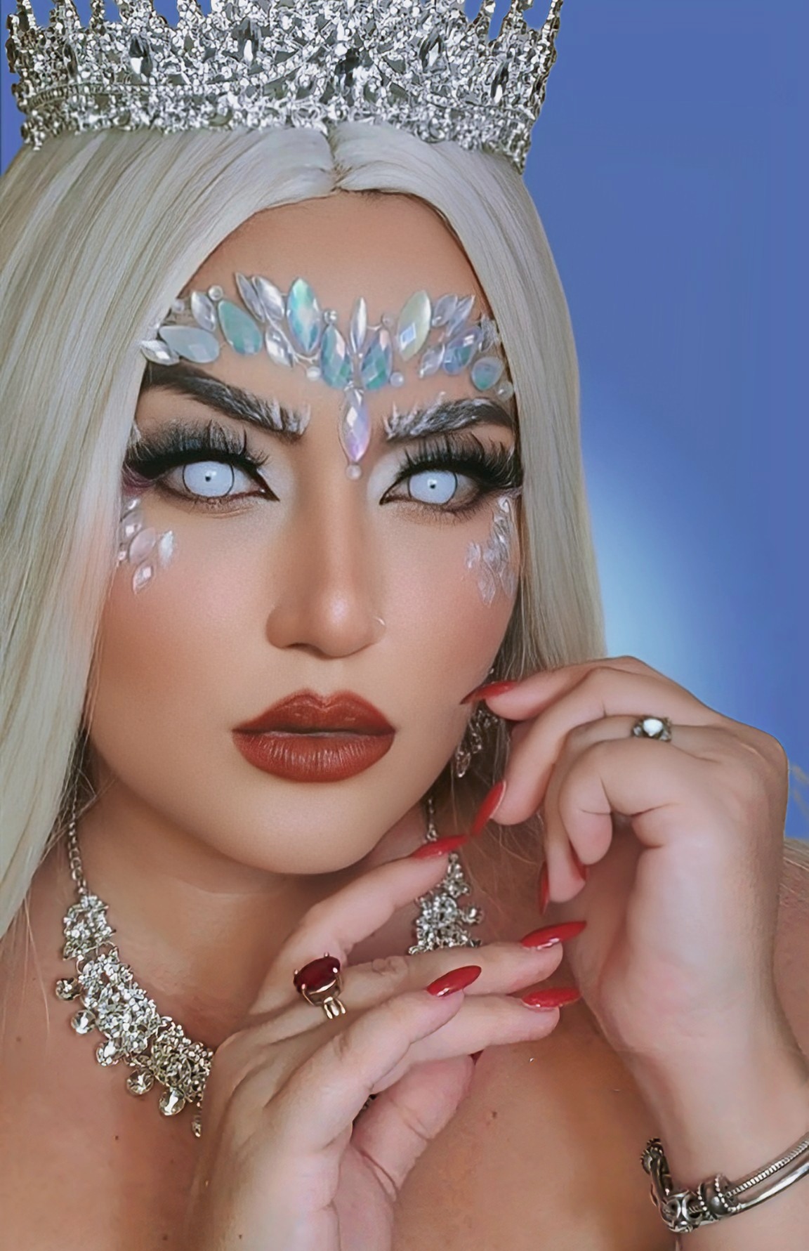Gabriela Suárez | Makeup UGC creator on Instagram: "ＤＥＥＰ  ＲＥＤ ♥️ＶＡＬＥＮＴＩＮＥ🌹
♥️La persona en la que te estás convirtiendo te costará personas, relaciones, espacios y cosas materiales.
🌹Escógete a TI MISMX sobre cualquier cosa.

Materiales
💫Paleta de @sheglam_official SHEGLAM Forever Feather Palette 
💫 Labial de @sheglam_official  Pintalabios Líquido Mate Con Atracción Total - Cosmopolitan
💫 Rubor @sheglam_official Paleta de Colorete Floral Flush
💫 Pedrería @shein_us
Espero te guste este look 🌹♥️de San Valentin 

#makeupartist #maquillajesanvalentin #maquillajecubano #makeuplooksgood #sheglamvalentine #sheglamcontest" thumbnail