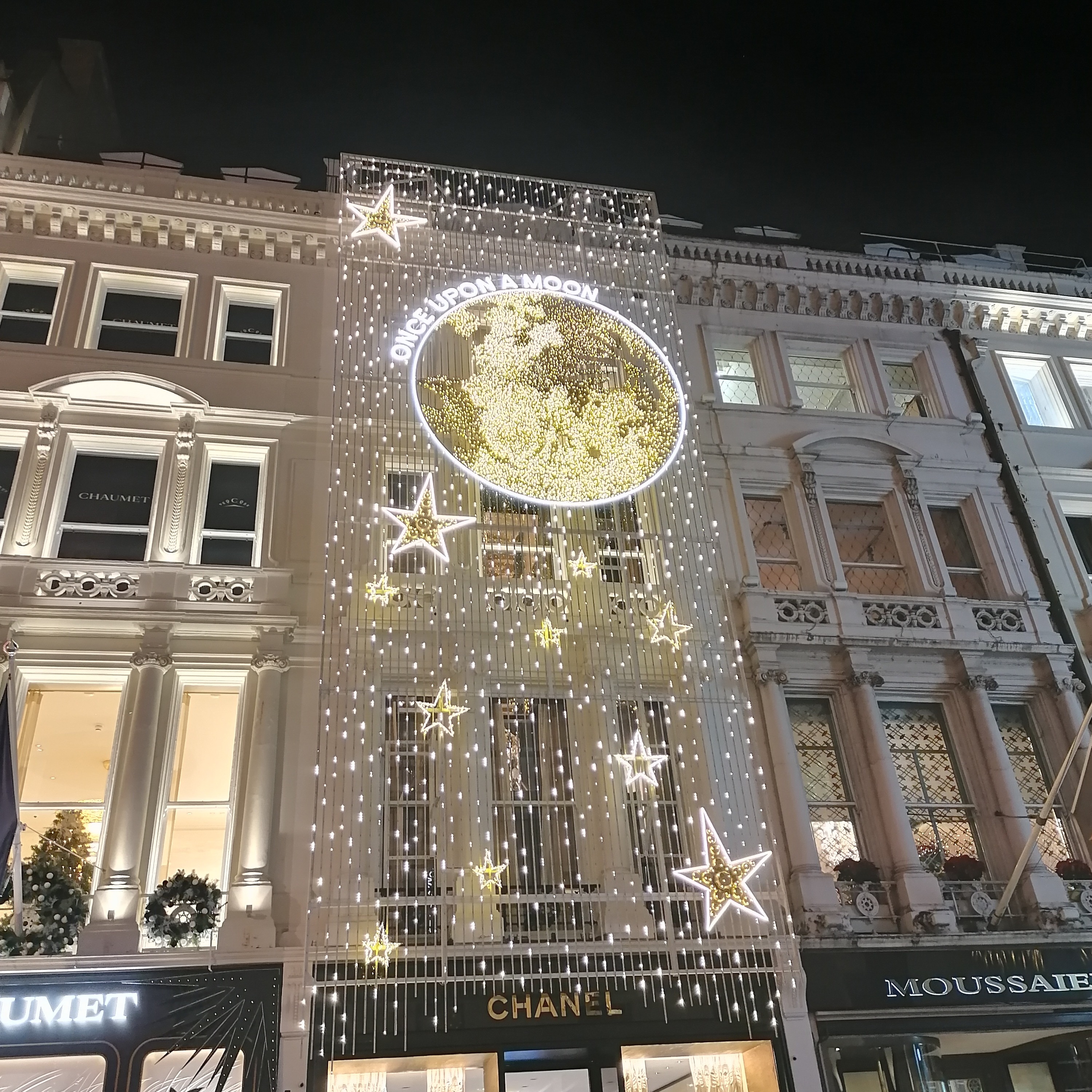 Christmas Lights and Festive Pubs by Paul D. The best private tours in London thumbnail