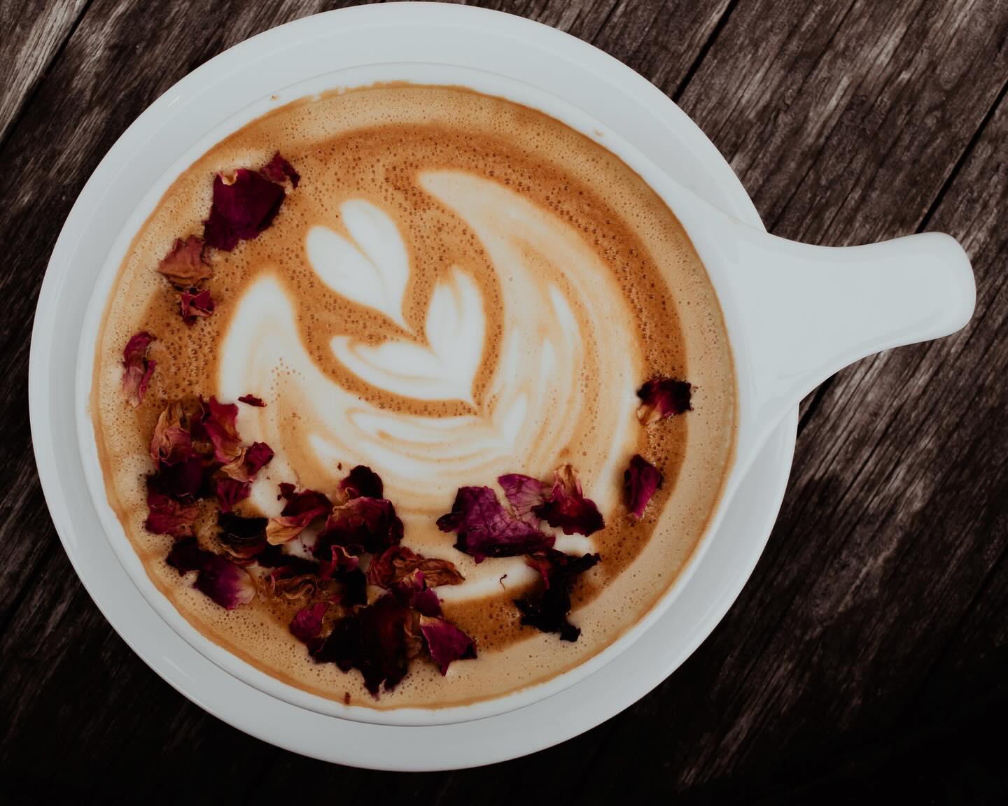 Raise your hand if you’re happy to have the Paschal Moon back in your life 🙋‍♀️🙋‍♂️ Enjoy our house-made rose cardamom s