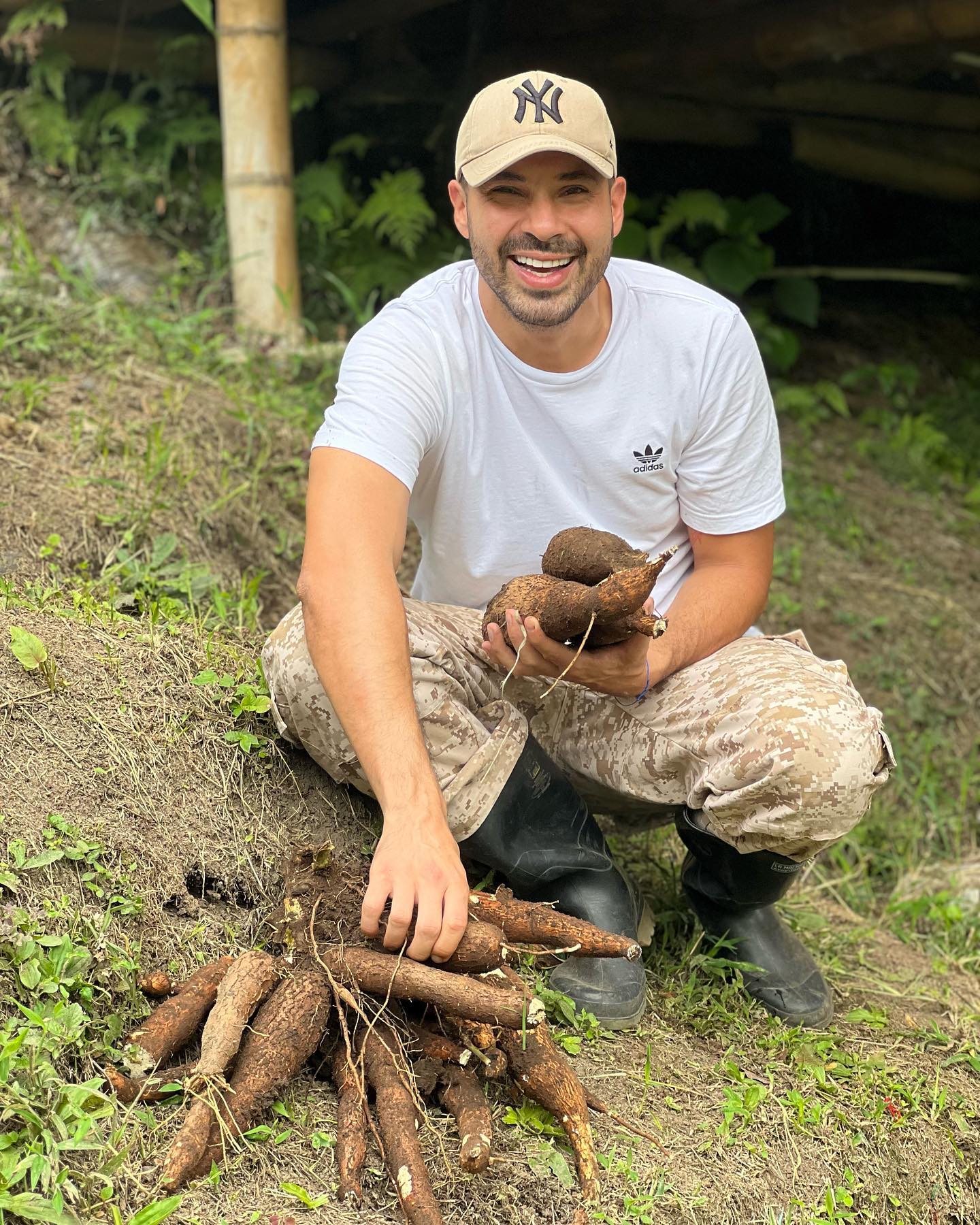 Nuestra primera cosecha de yuca 🤩 —> en @yambaecolodge nos permitimos cultivar, cosechar y consumir nuestros propios ali
