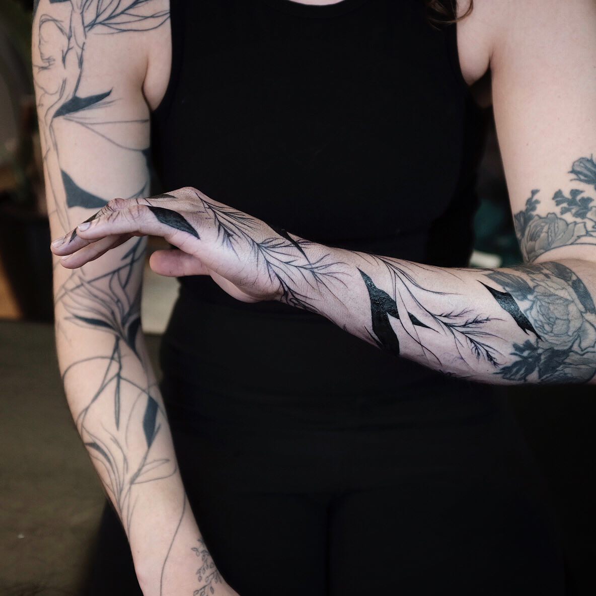 Hand & forearm matching a sleeve we did about 2 years ago. Back in Montreal. ;) @histoiresansfin.tattoo