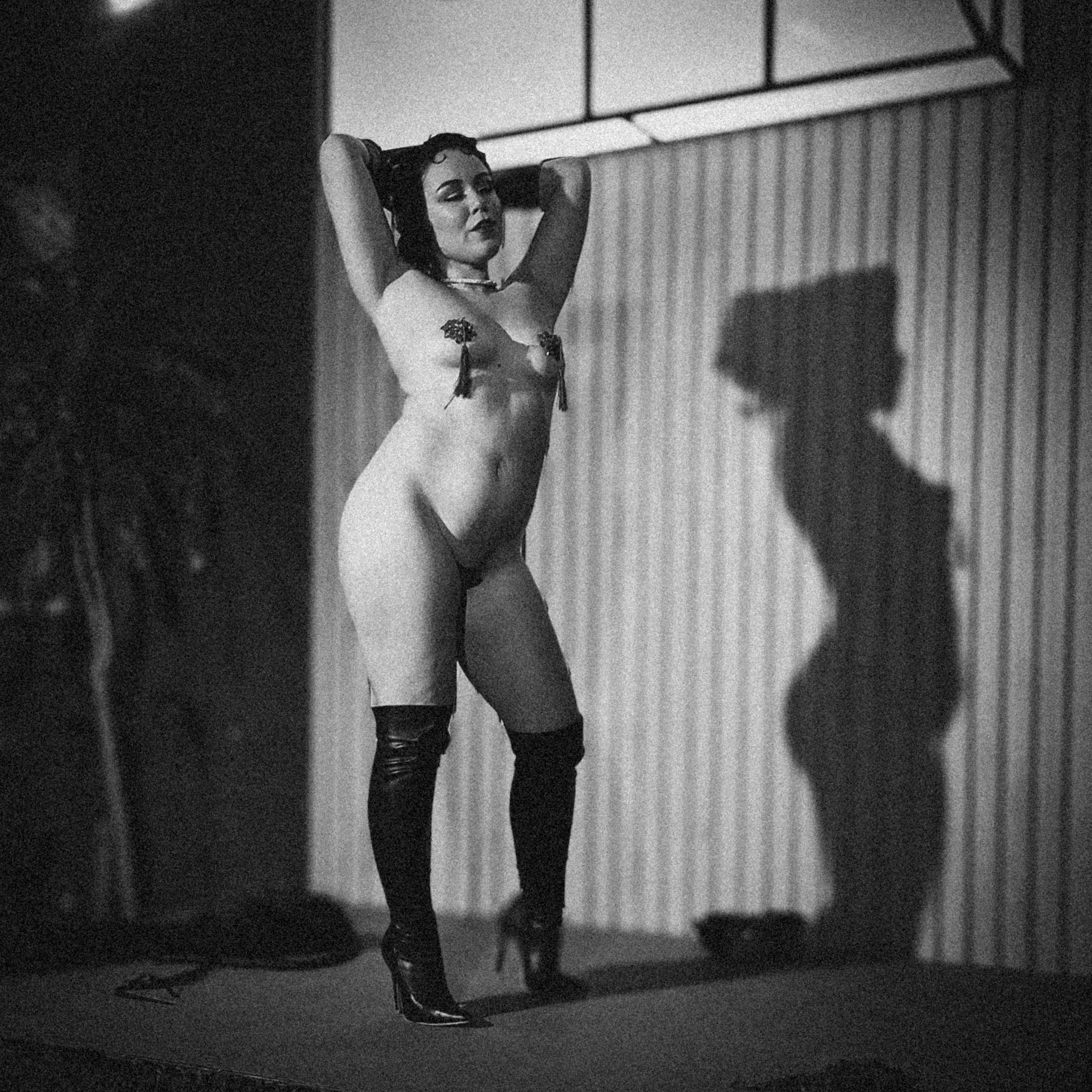 Bombshell of the velvet stage thumbnail