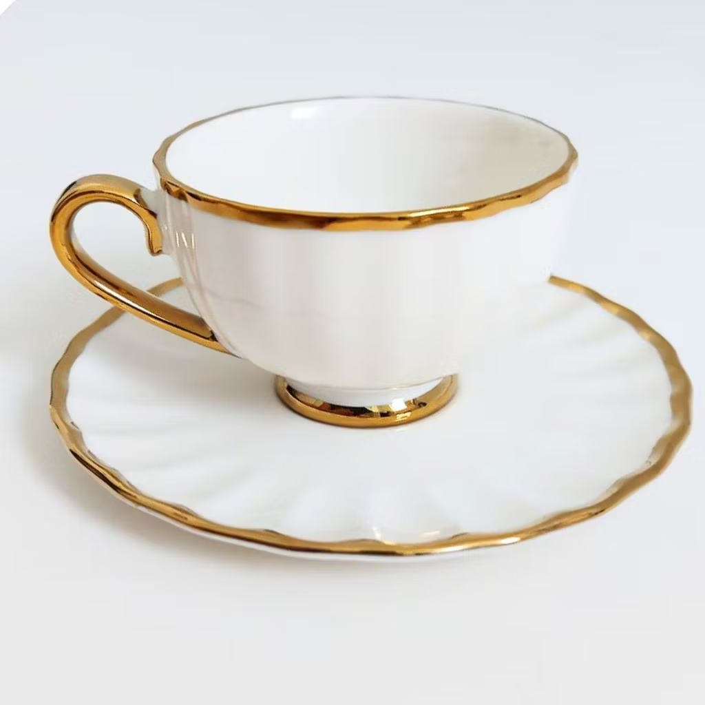 Jogo de xícaras branco com borda dourada (6un) thumbnail