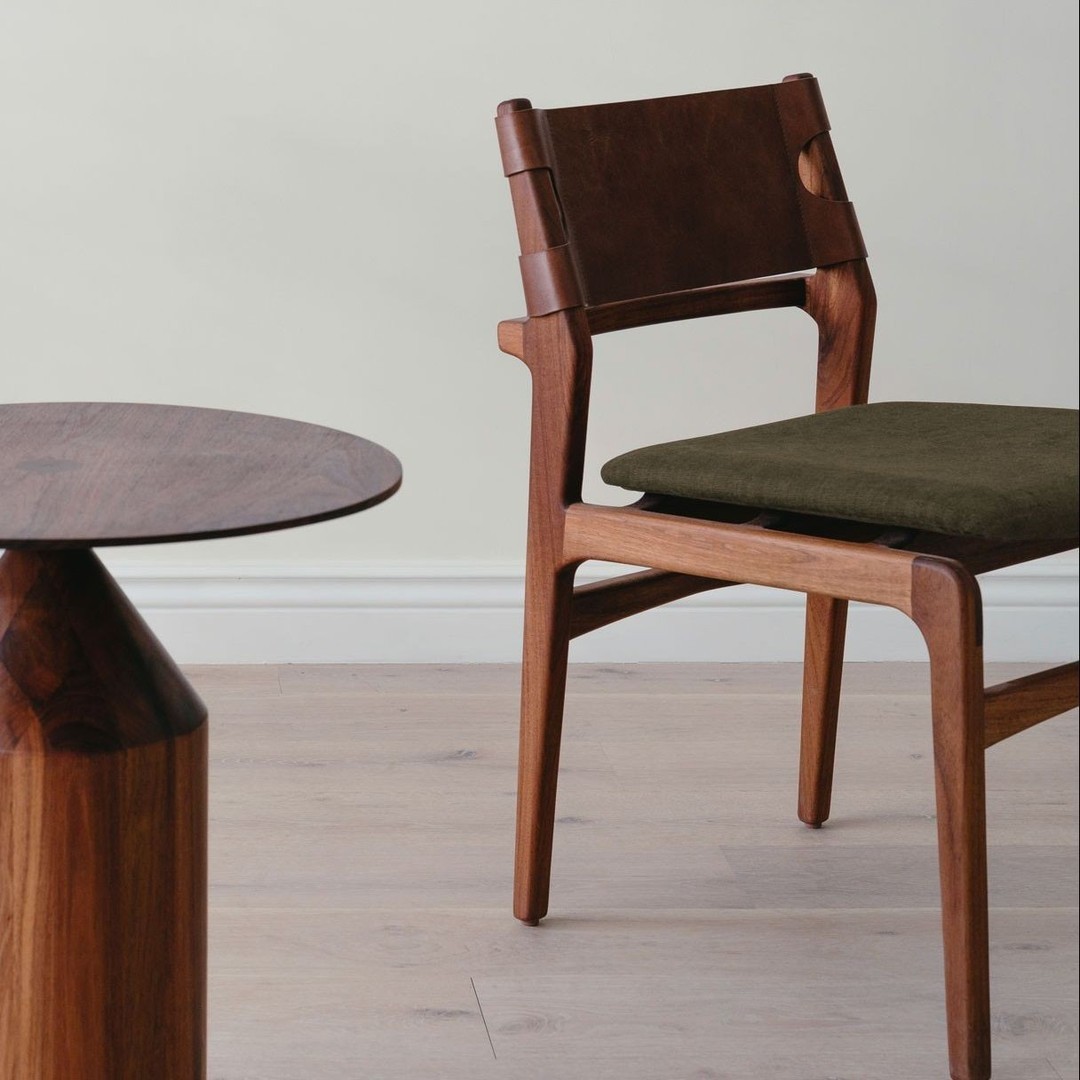 Una bella dupla en madera de nogal. Mesa Clavo junto a la silla Mathias sin descansabrazos. Escríbenos para conocer las 