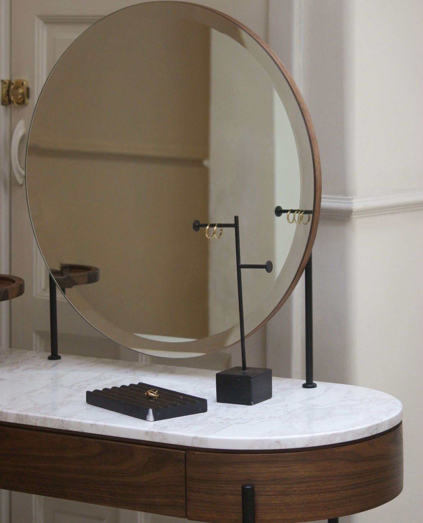 Con madera de nogal y mármol Calacatta, el vanity Anís se ve casi tan elegante como tu. Conoce más opciones de materiale