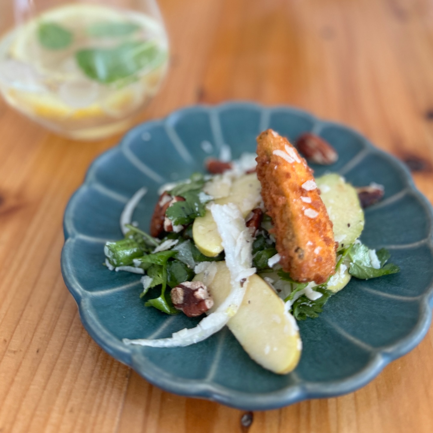 As South Africans we often tend to make the same old salad to accompany our braai meat: it includes lettuce, tomatoes an