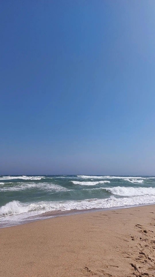 EN: The sea has always reminded me of endless possibilities —much like our journey towards financial independence and pe