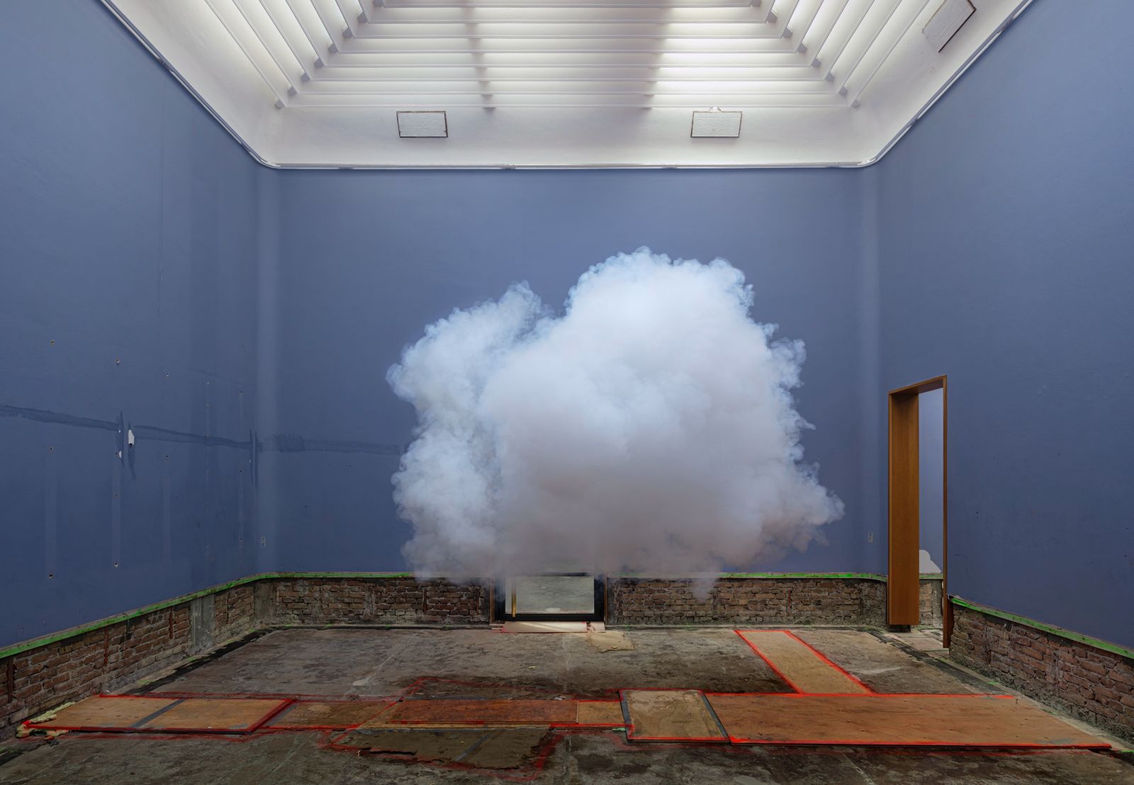Berndnaut Smilde y la poética efímera de las nubes - T Magazine México thumbnail