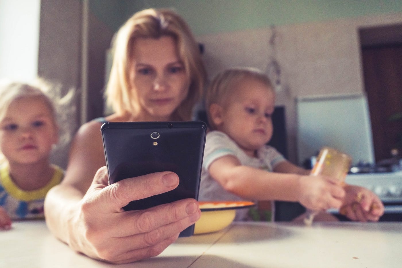 Zit jij vaak in jouw smartphone? Dit is wat het doet met je kind.  thumbnail