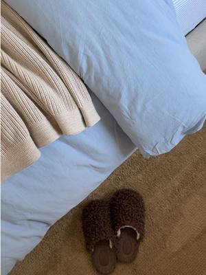 Feeling Blue 🫐🩵 #bedroomreset#weeklyreset#beddingrefresh#springbedding#welcomespring#springclean