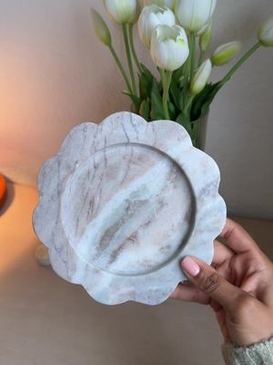 The prettiest marble tray 🌼  #marbletray#homedecor#coaster#candletray#aesthetichomedecor#aestheticdecor#aesthetichome#ta