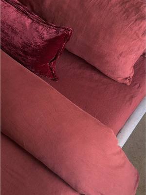 These Christmas mashups tho π€£.. having a monochromatic moment π·π₯ #Holiday#Holidaybedding#beddingrefresh#homedecor#bedroo