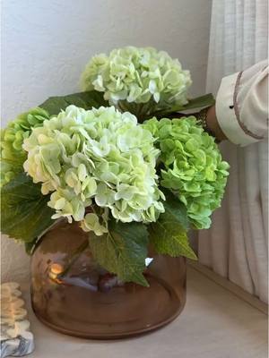 A little nightstand refresh .. love These Faux hydrangeas 🙂‍↔️🤌🏽        #nightstand#springcleaning#amazonfinds#fauxhydra