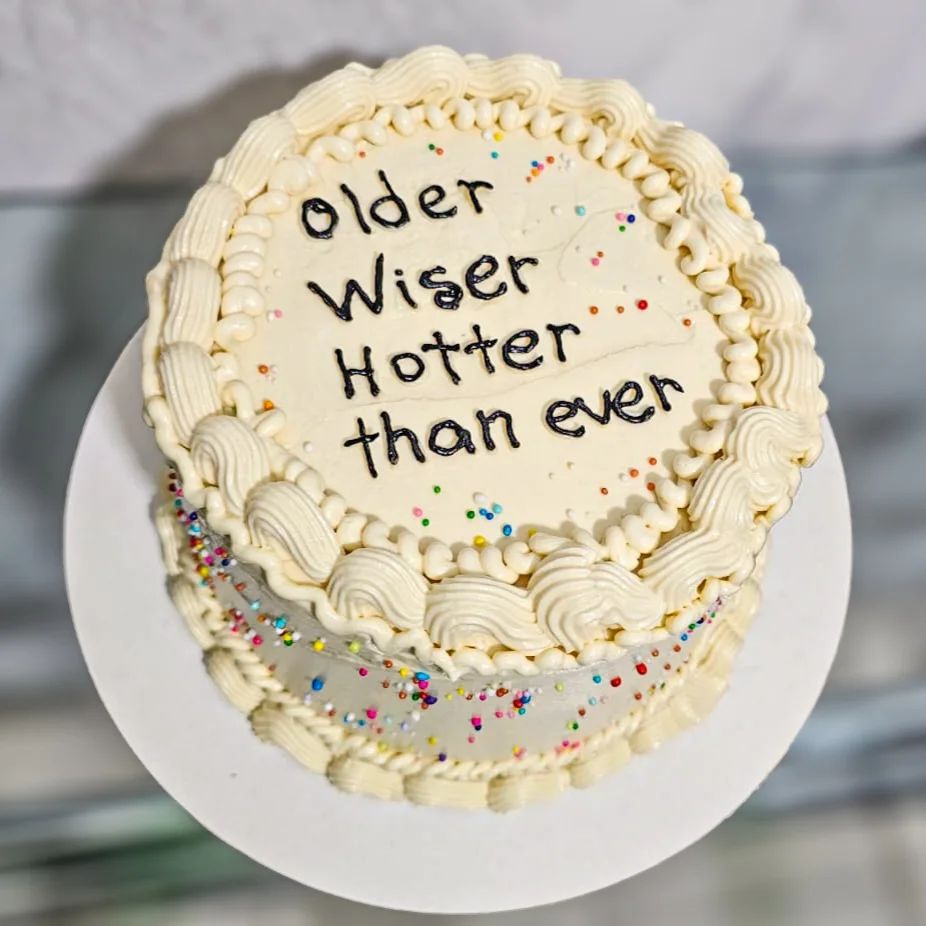 Older, wiser, hotter than ever 🔥

#bolosmanaus #olderwiser #buttercreamcake