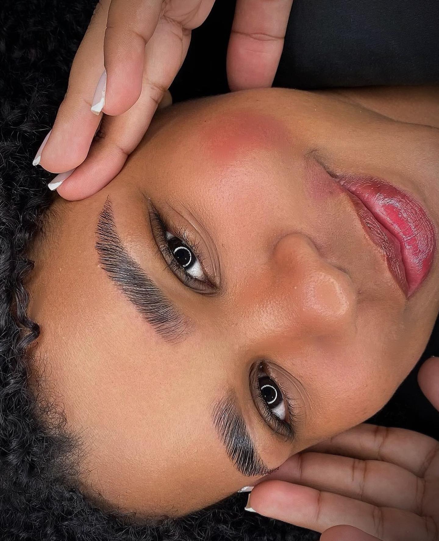 BROW LAMINATION ou efeito penteado*

a queridinha do momento!!

-Indicado pra quem gosta de sobrancelhas naturais e ao m