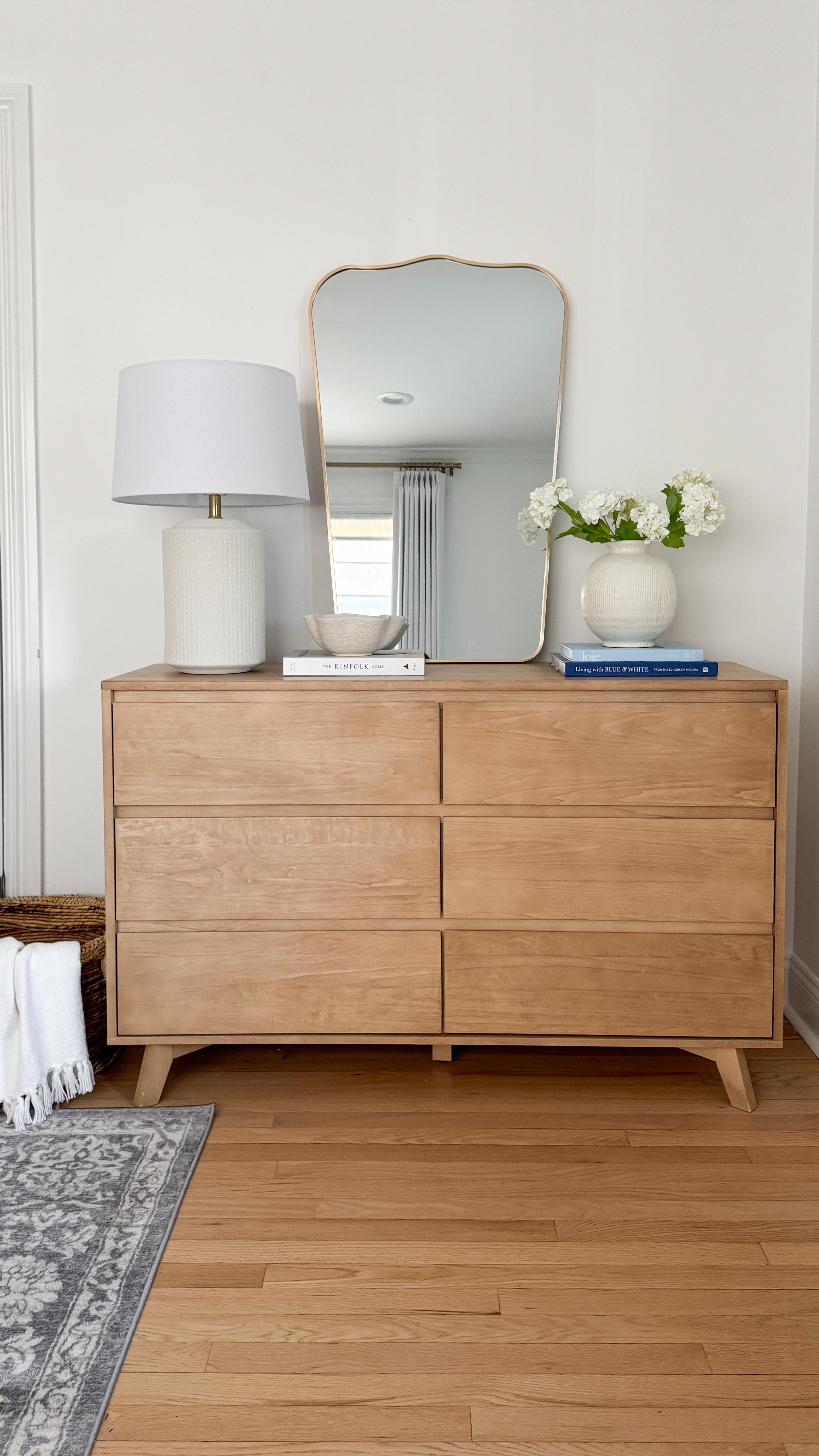 I can’t get over how gorgeous this 6-drawer dresser from @plankandbeamfurniture is! ✨

The light wood tone brings such a