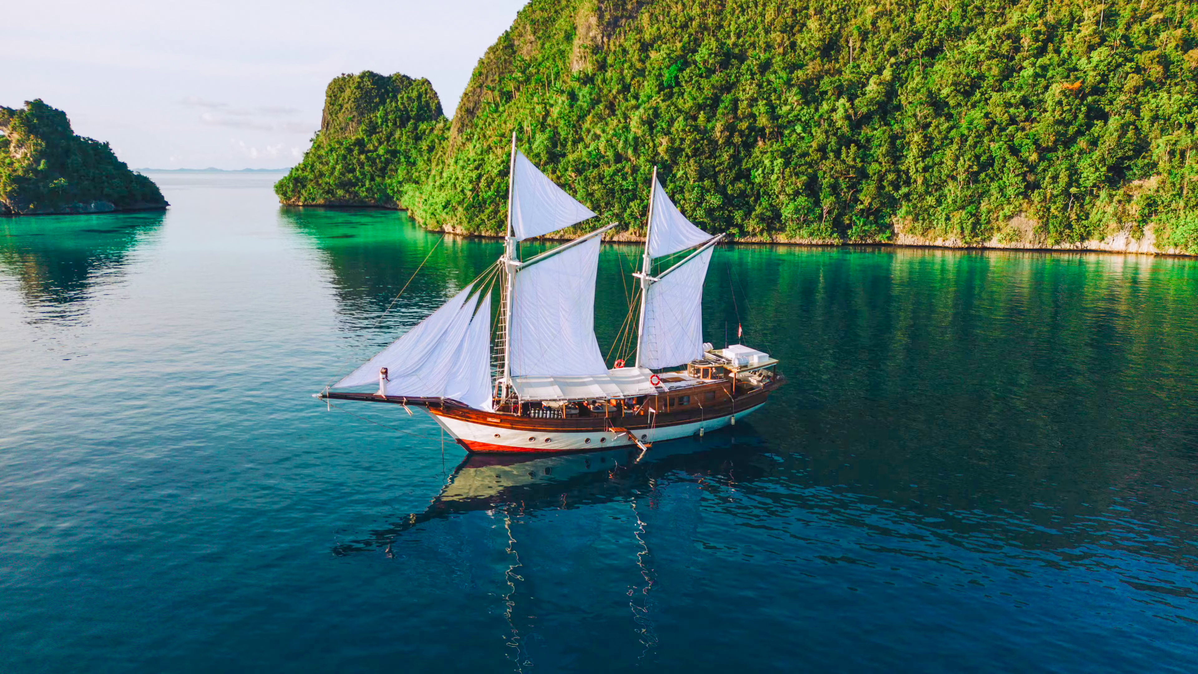 DISCOVER ISLANDS FOR PLEASURE AND MARINE CONSERVATION ON A SAILING YACHT thumbnail