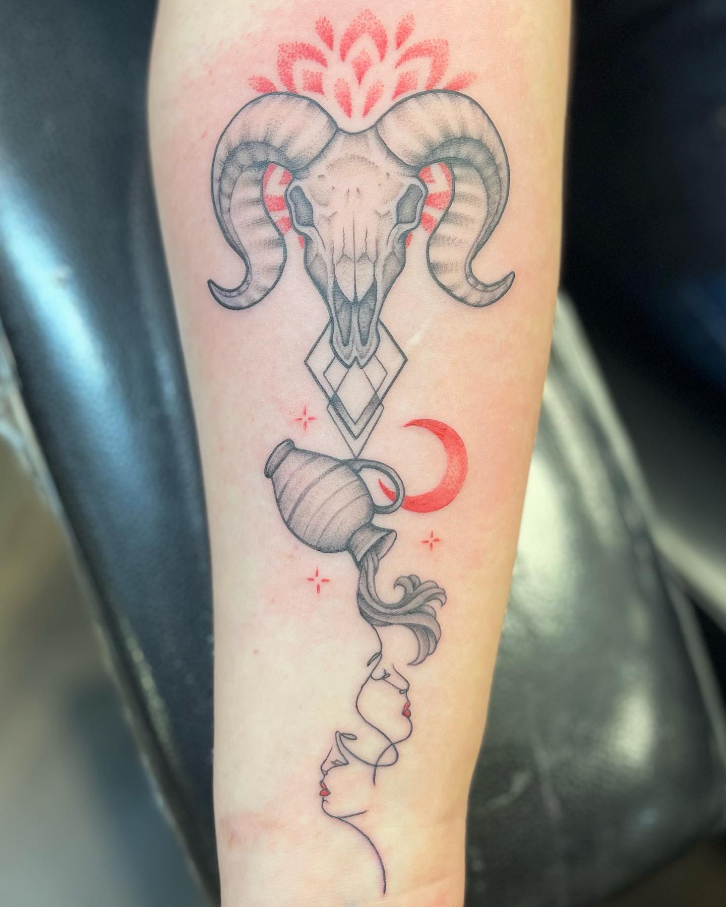 Ahhh snap, Kira caught the tattoo bug! She came back in to get an astrology piece highlighting her Big 3 to mirror her U