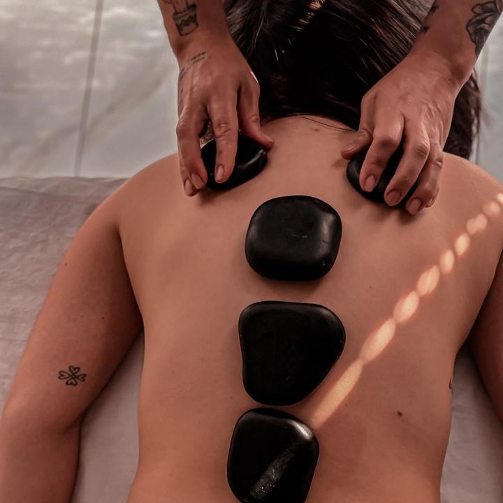 Massagem com Óleos e Pedras Quentes - $149 ⏱️ 80 Minutos thumbnail