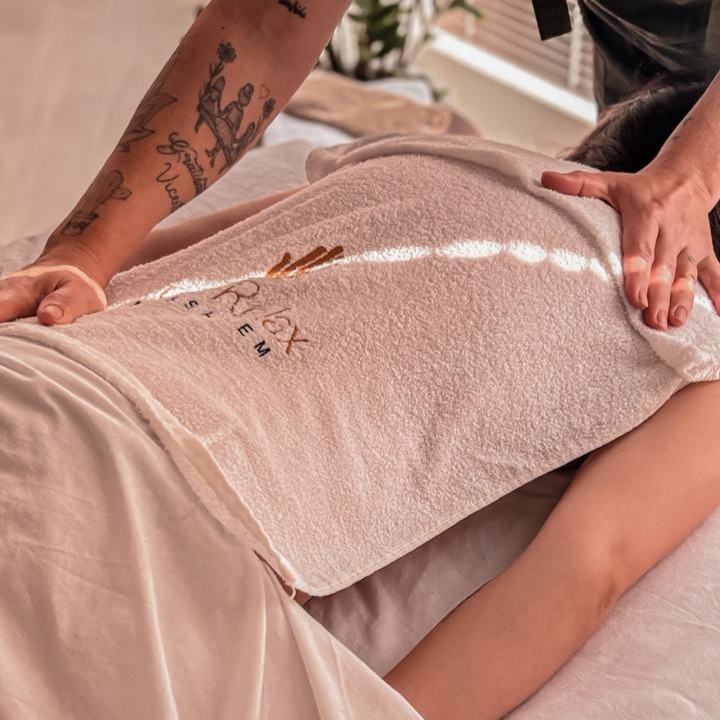 Massagem Relaxante com Aromaterapia e Toalhas Aquecidas - R$149 ⏱️ 60 Minutos thumbnail