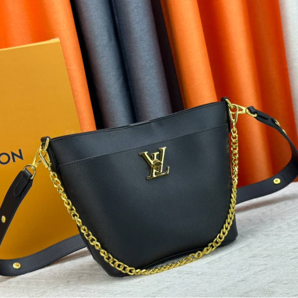 Lv Tote  thumbnail