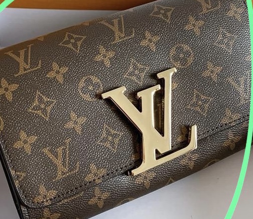 LV Clutch/ Wallet w chain  thumbnail