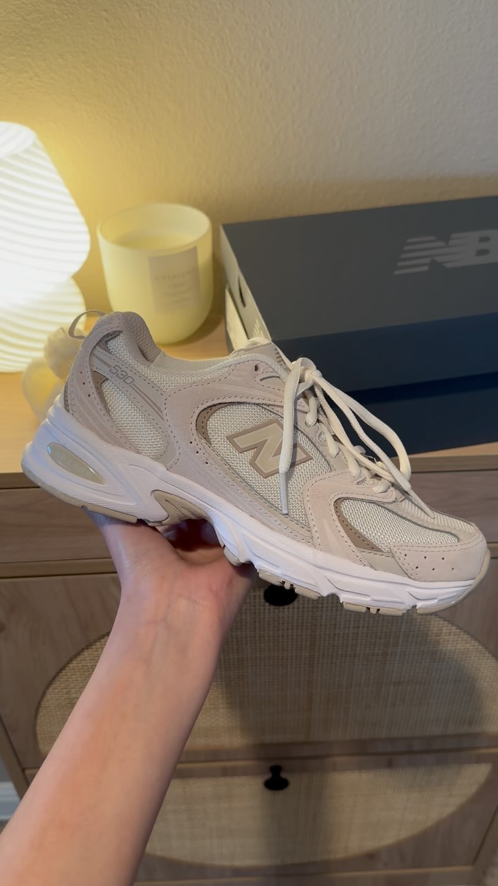 new balance 530's 🤎 in Sea Salt Moonbeam
the perfect neutral summer shoe ✨
*
*
#newbalance #530s #unboxing #shoeaddict #