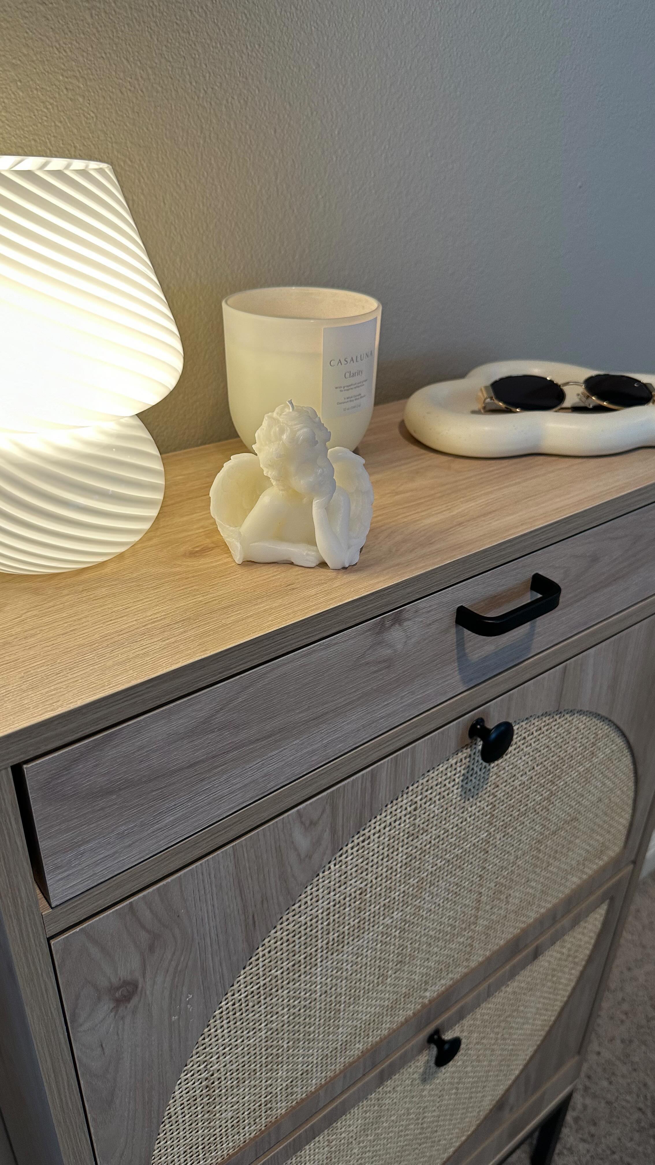 Obsessed with this entryway table🤎 (in the color oak)
It has a top drawer for storage and a shoe organizer for up to 12 