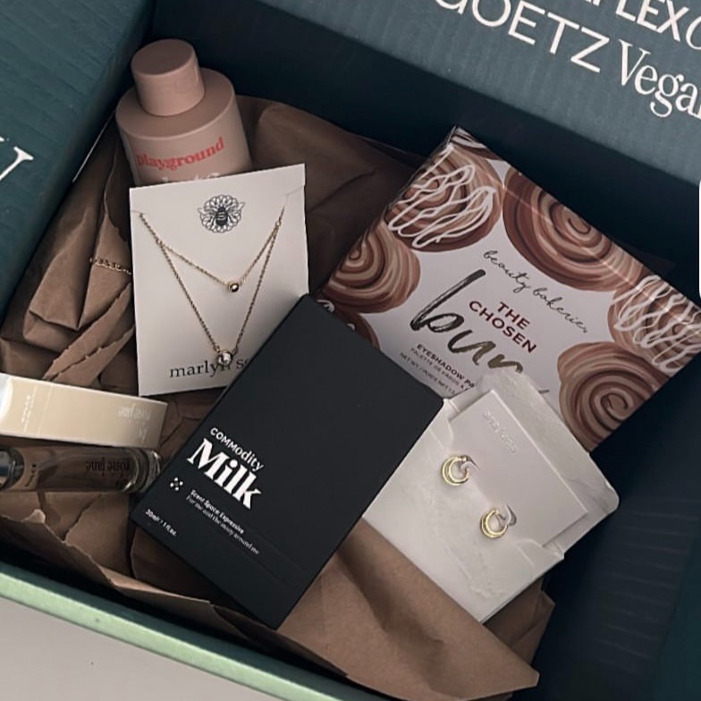 FabFitFun Annual Box + Free Gift! 🎁 Use Code JELLAGIFT thumbnail
