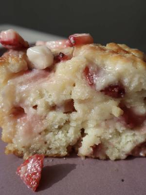 Strawberries & Cream Butter Swim Biscuit Recipe 🍓🧈 How do you prefer your biscuits? All recipes found at www.ameliaisnot
