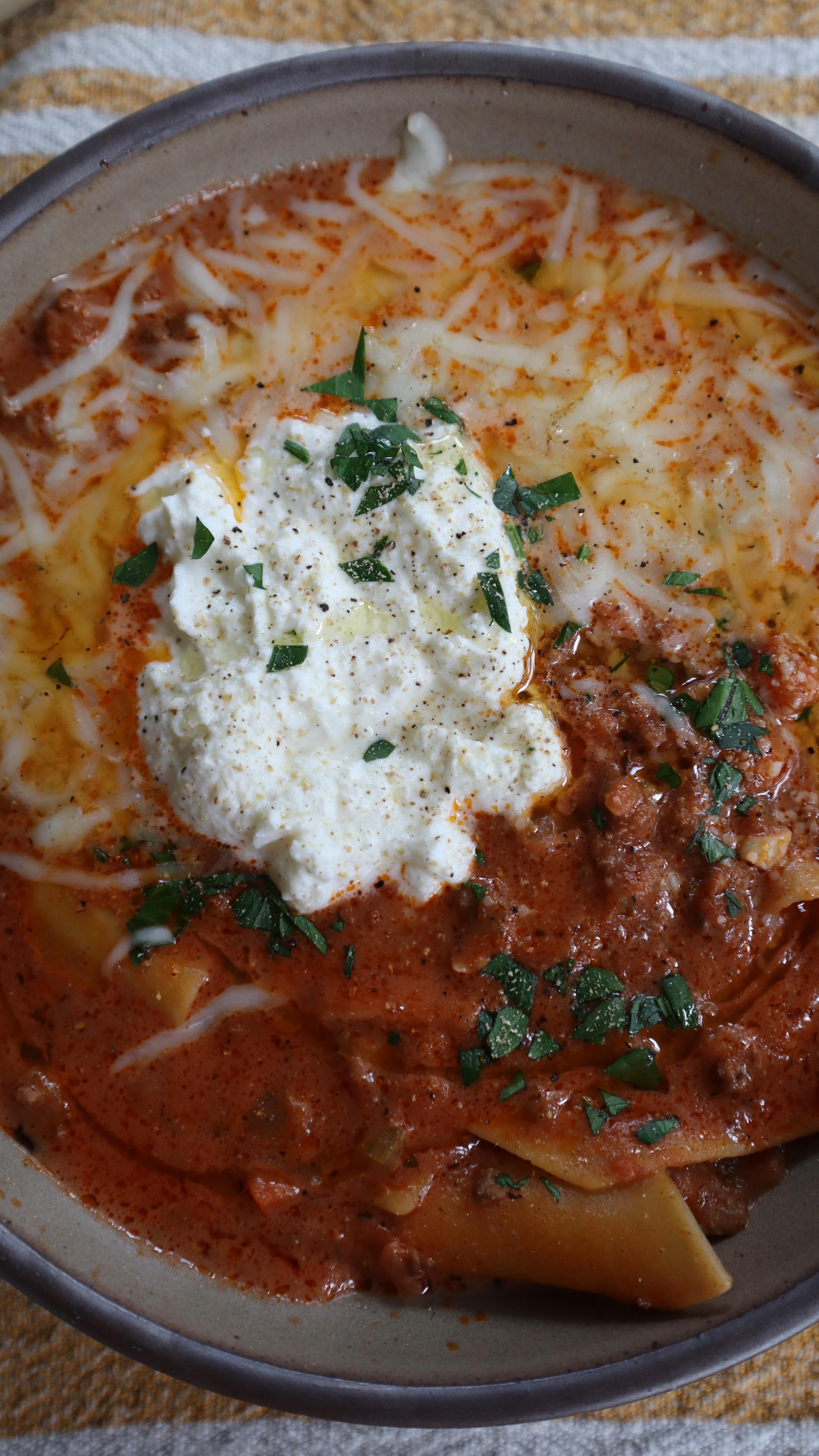 Cheesy & Creamy Lasagna Soup Recipe 

Would you rather eat lasagna, or lasagna soup?!

Recipe link in bio & below
all re