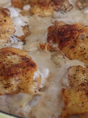 Creamy Cognac Mushroom Pasta with Crispy Chicken Thighs 🍄‍🟫🐓 What are you Valentine’s Day plans?! Full length recipes ar