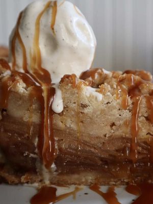 Caramel Apple Pie with Double Crumb Topping 🥧🍎 What pie should I make next? All recipes are found on my website- link al