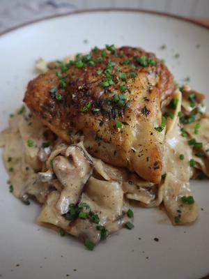 Creamy Cognac Mushroom Pasta with Crispy Chicken Thighs 🍄‍🟫 Are you into mushrooms?! Full length recipes are all on www.