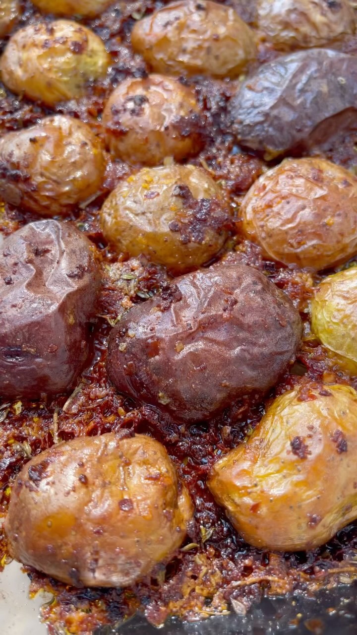 Crispy & Spicy ‘Nduja Parmesan Baby Potatoes 🌶️🥔

Are you a potato lover?

Printable recipe link in bio
All recipes on w