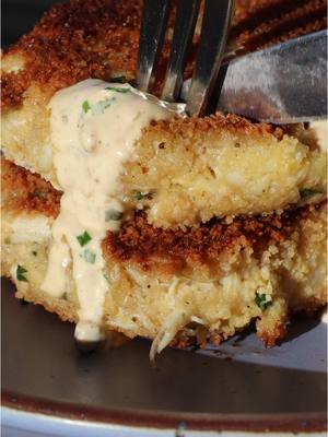 Creamy & Crispy Crab Cake Recipe 🦀 How do you feel about crab cakes? All recipes found at www.ameliaisnotachef.com INGRE