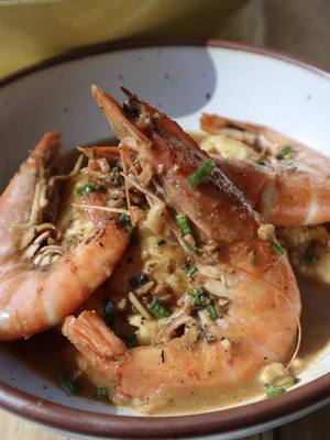 New Orleans BBQ Shrimp Recipe- Rich, garlicky New Orleans BBQ shrimp in a buttery Worcestershire sauce served with cream