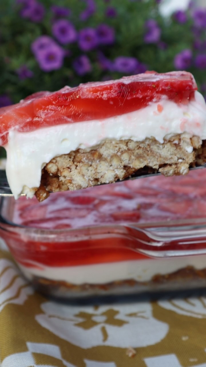 Strawberry Pretzel Dessert NO JELL-O/ Strawberry Pretzel ‘Salad’ Recipe 🍓🥨

How nostalgic is this recipe to you?! 

Reci