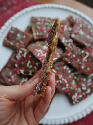 Christmas Crack Dessert 🎄 Are you pro Club crackers or Saltine? All recipes at www.ameliaisnotachef.com 1 sleeve (about 