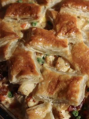 Easy Creamy Chicken Pot Pie with Puff Pastry and Bacon Recipe 🐓🥧 Have you had bacon in chicken pot pie? All recipes on w