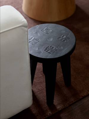 We are obsessed with this gorgeous rug from @RugsUSA. It was just the warmth that we needed in this space.  Comment “SHO