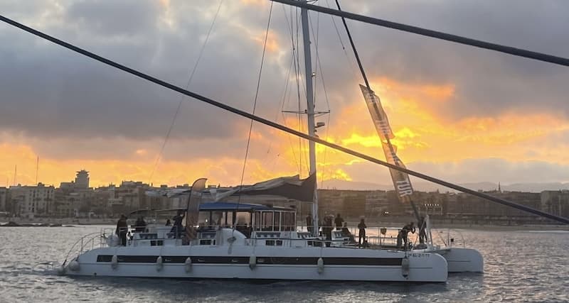 Barcelona: Maravíllate con el atardecer desde el mar con musica y Copa de Bienvenida! - | Fever thumbnail