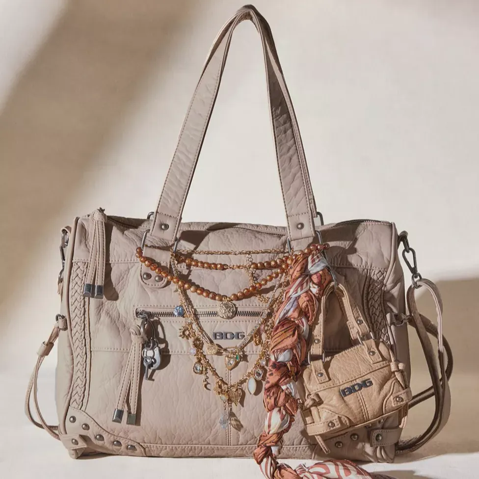 WHAT'S IN MY PURSE thumbnail