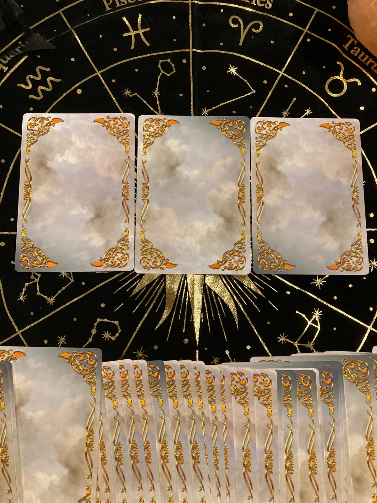 Envie de découvrir ce que l'univers a à te dire? 🌟  Prends une grande inspiration, choisis une carte sans réfléchir, et 